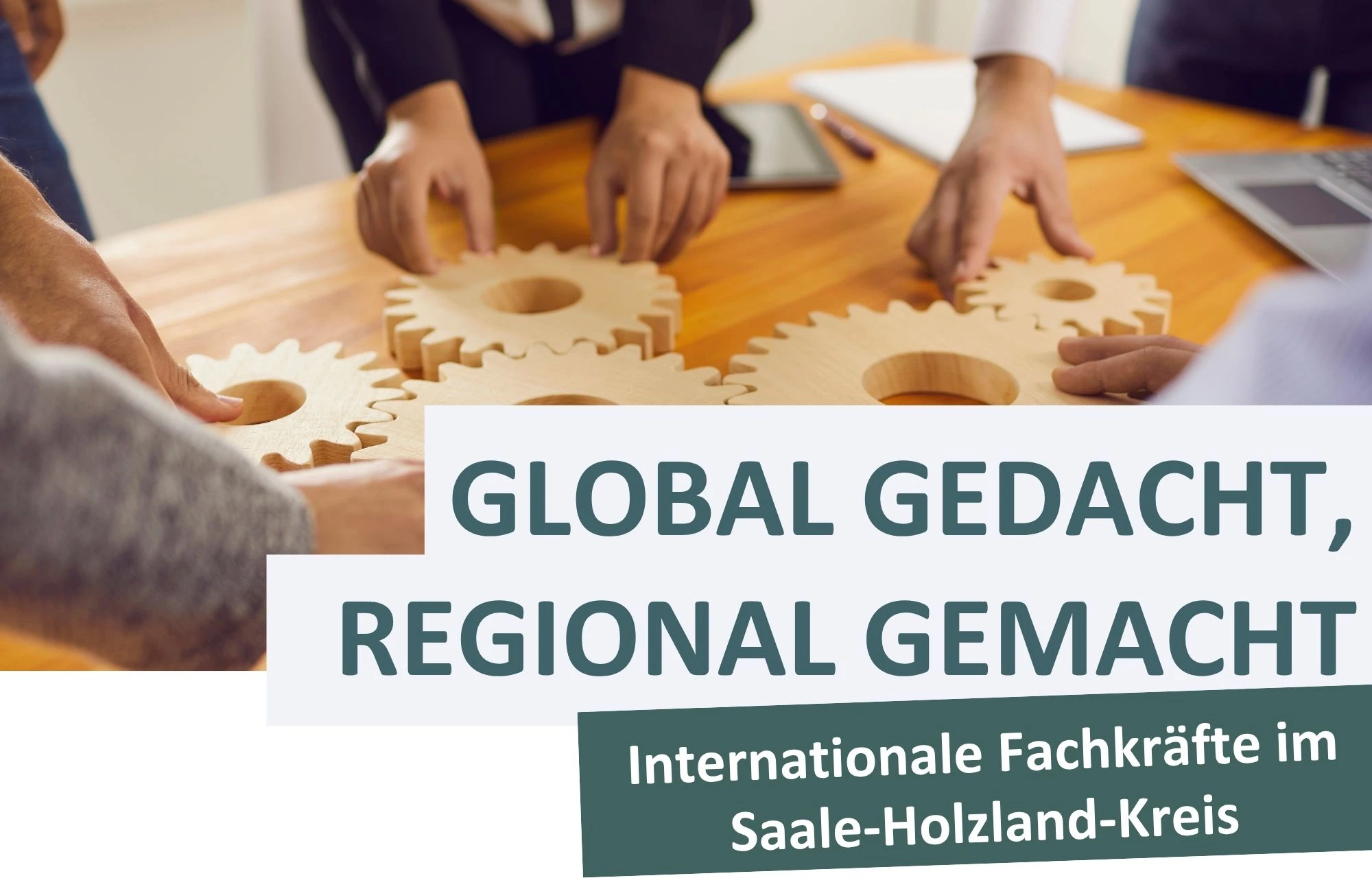 Titelgrafik zur Veranstaltung „Global gedacht, regional gemacht: Internationale Fachkräfte im Saale-Holzland-Kreis“ am 4. Dezember 2026 in Eisenberg mit IQ-Netzwerk-Logo und Förderlogos.